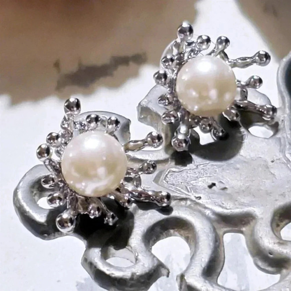 Abstract Art Silver Off White Starburst Glass Pearl Platinum Plate Stud Earrings - Picture 1 of 8